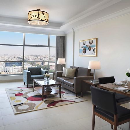 Marriott Executive Apartments อัลโคห์บาร์ ภายนอก รูปภาพ A living room at the hotel