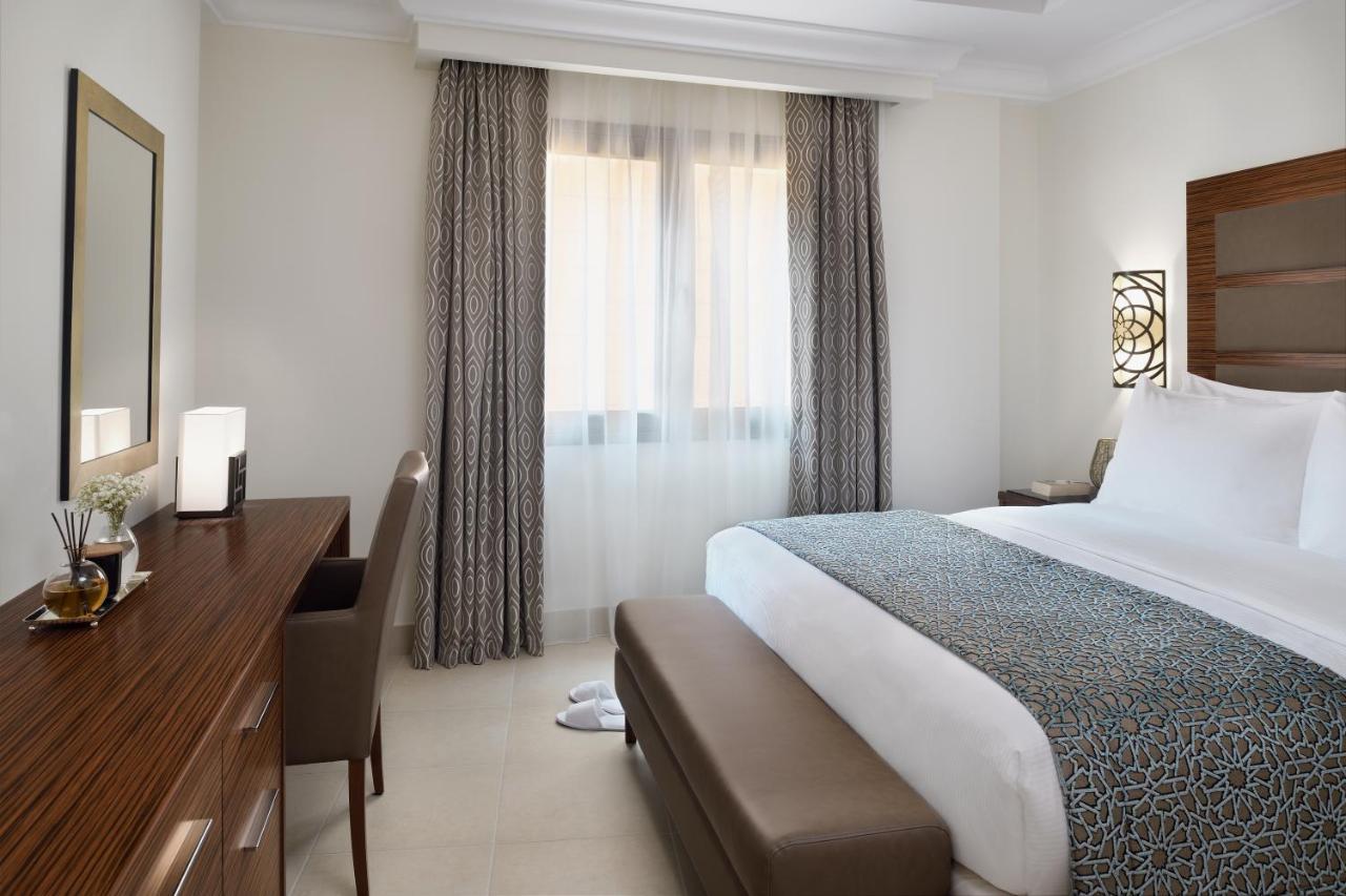 Marriott Executive Apartments อัลโคห์บาร์ ภายนอก รูปภาพ A bedroom at the hotel