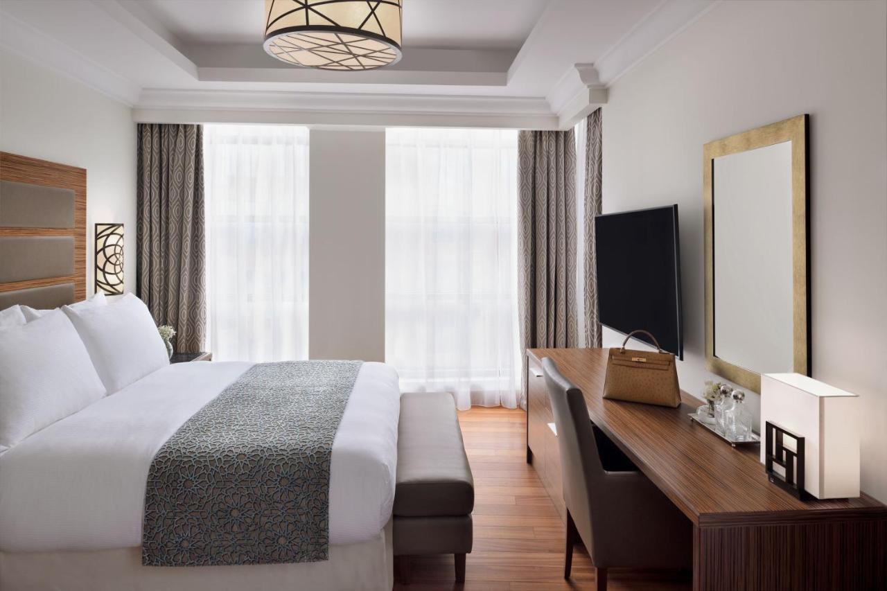 Marriott Executive Apartments อัลโคห์บาร์ ภายนอก รูปภาพ A bedroom at the hotel