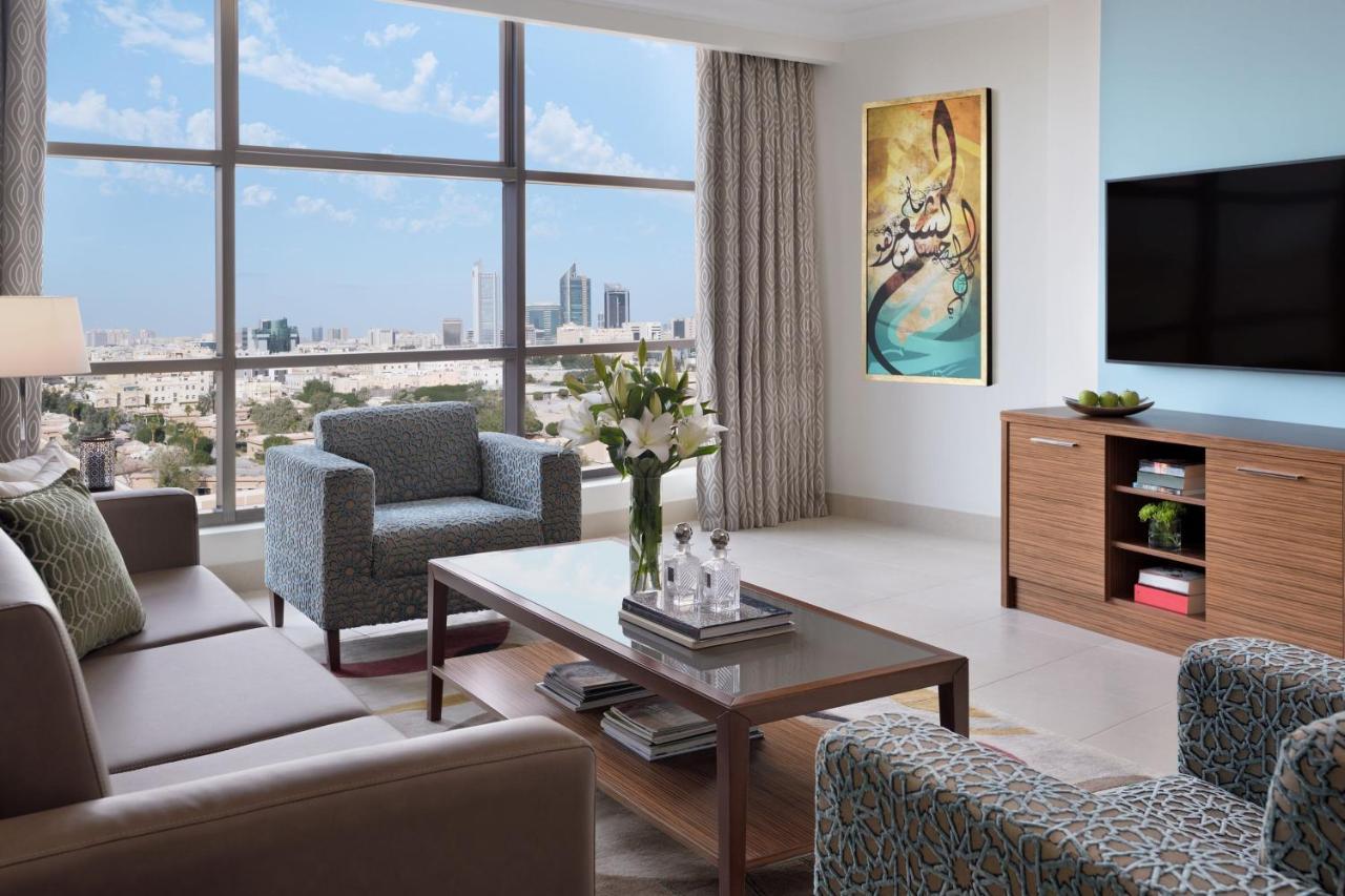 Marriott Executive Apartments อัลโคห์บาร์ ภายนอก รูปภาพ A living room in a typical apartment