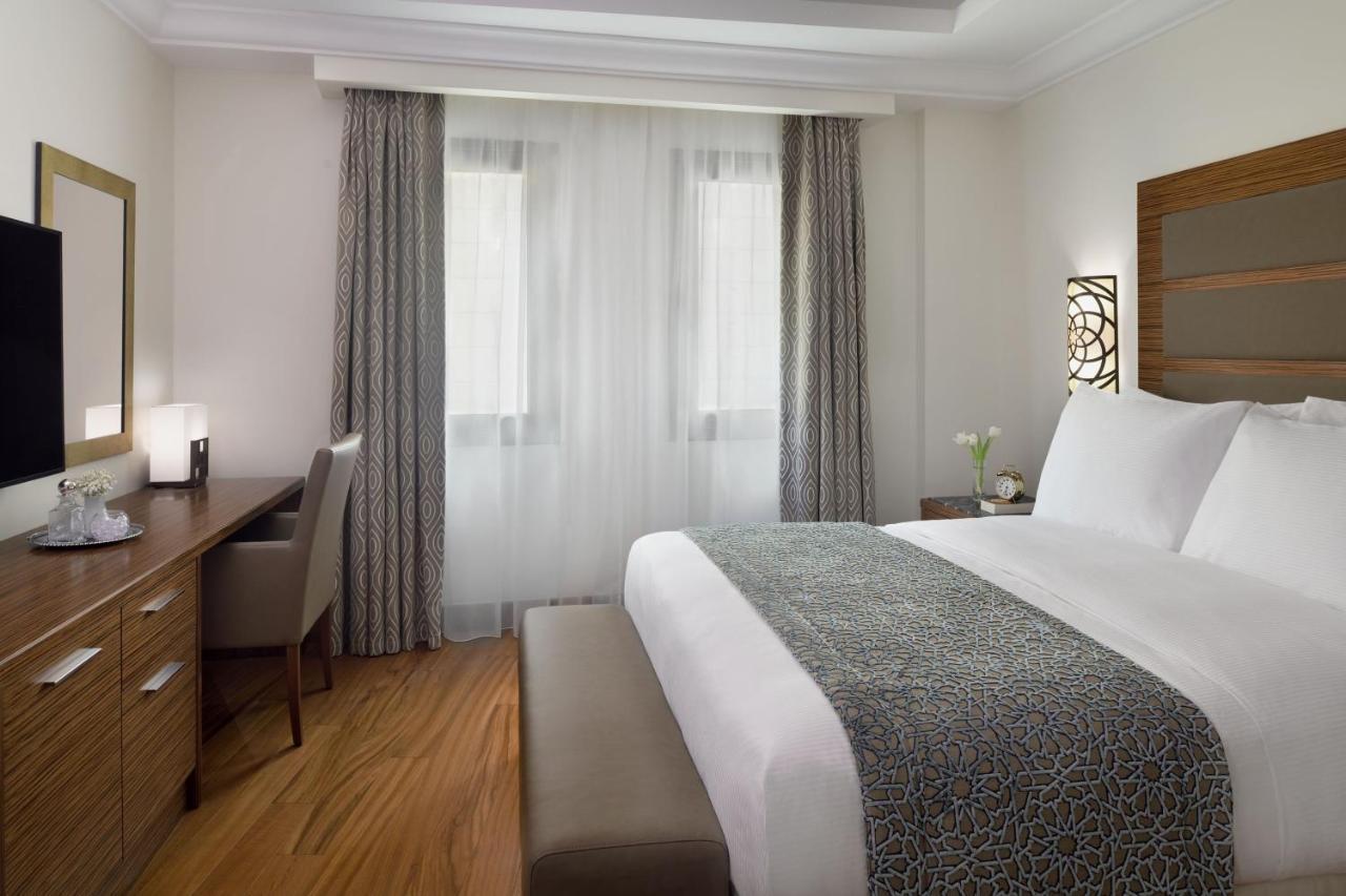 Marriott Executive Apartments อัลโคห์บาร์ ภายนอก รูปภาพ A bedroom at the hotel