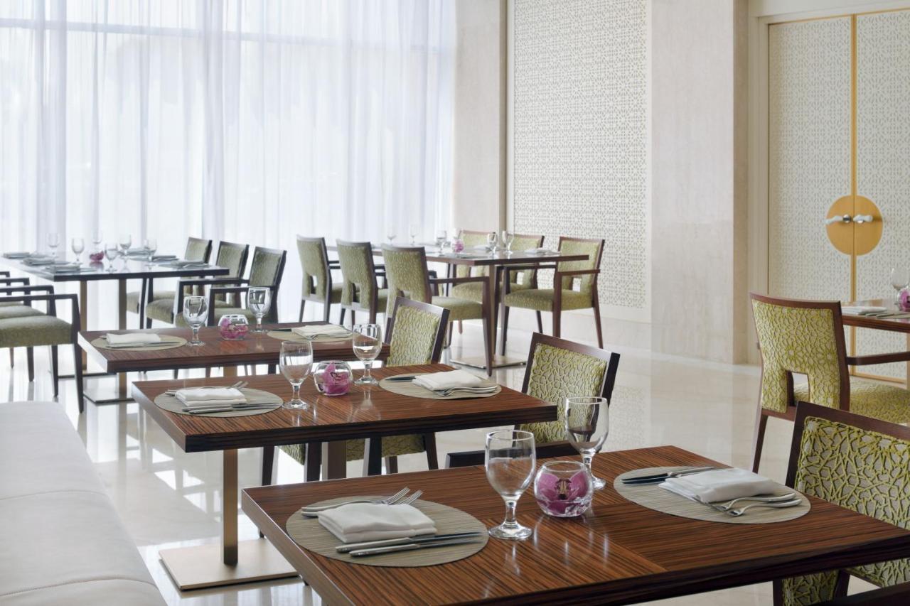 Marriott Executive Apartments อัลโคห์บาร์ ภายนอก รูปภาพ The restaurant