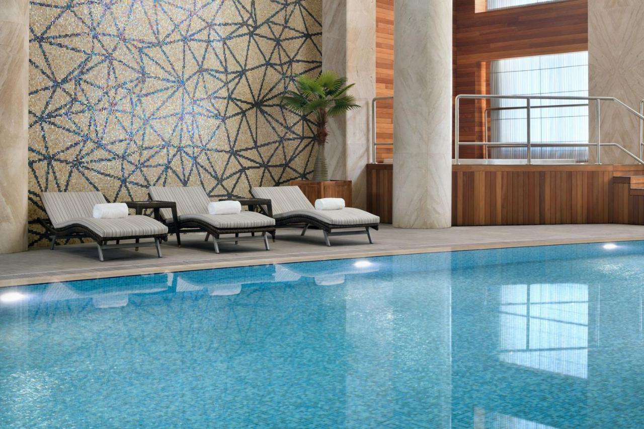 Marriott Executive Apartments อัลโคห์บาร์ ภายนอก รูปภาพ The pool at the spa