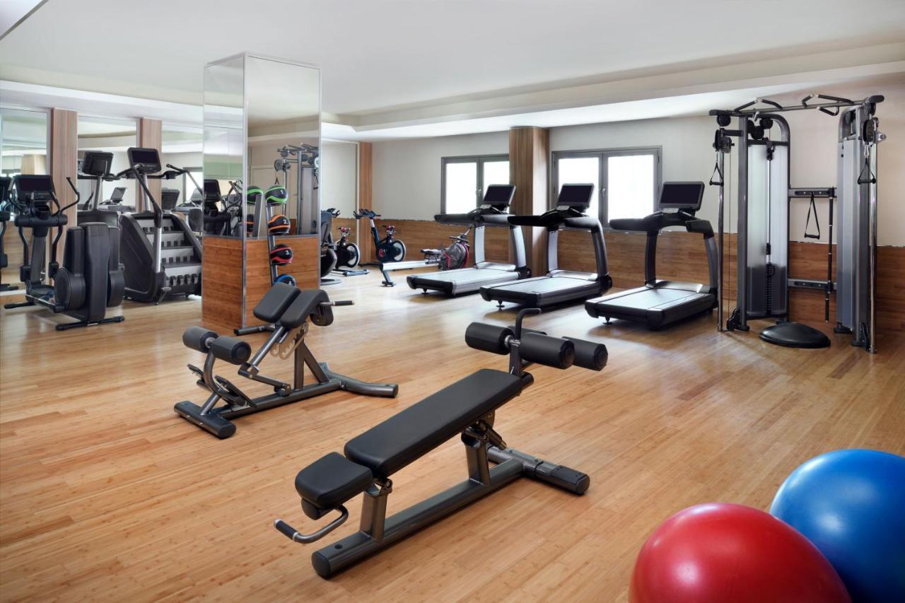 Marriott Executive Apartments อัลโคห์บาร์ ภายนอก รูปภาพ A gym at a hotel