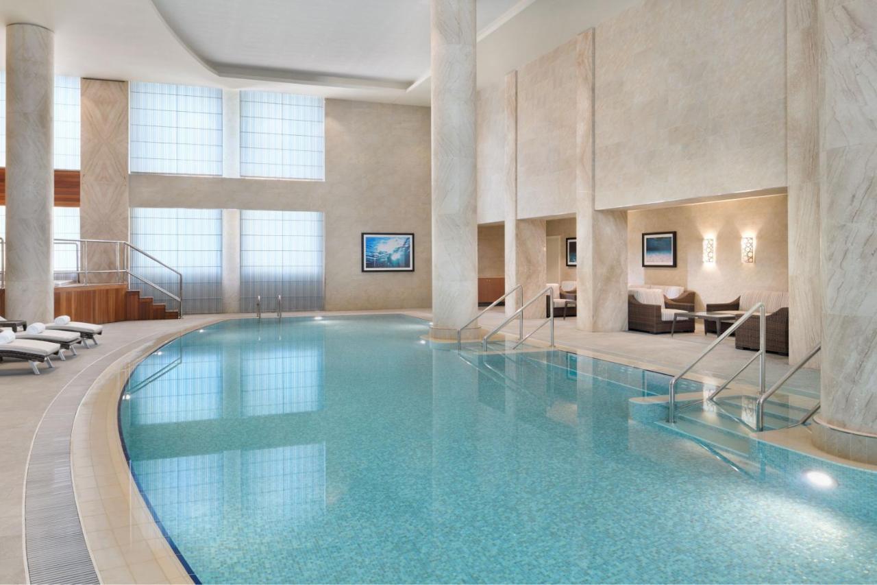 Marriott Executive Apartments อัลโคห์บาร์ ภายนอก รูปภาพ The pool at the spa