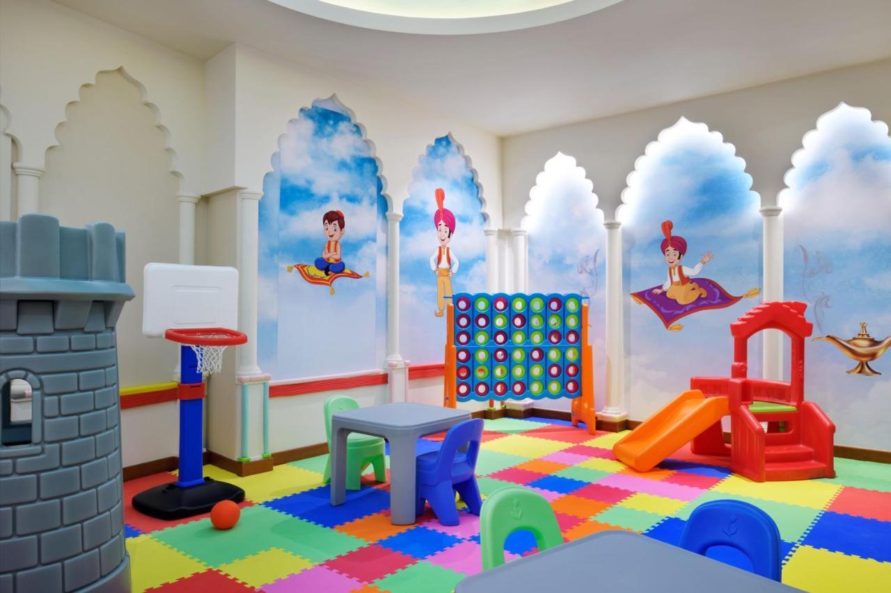 Marriott Executive Apartments อัลโคห์บาร์ ภายนอก รูปภาพ A playroom at a hotel