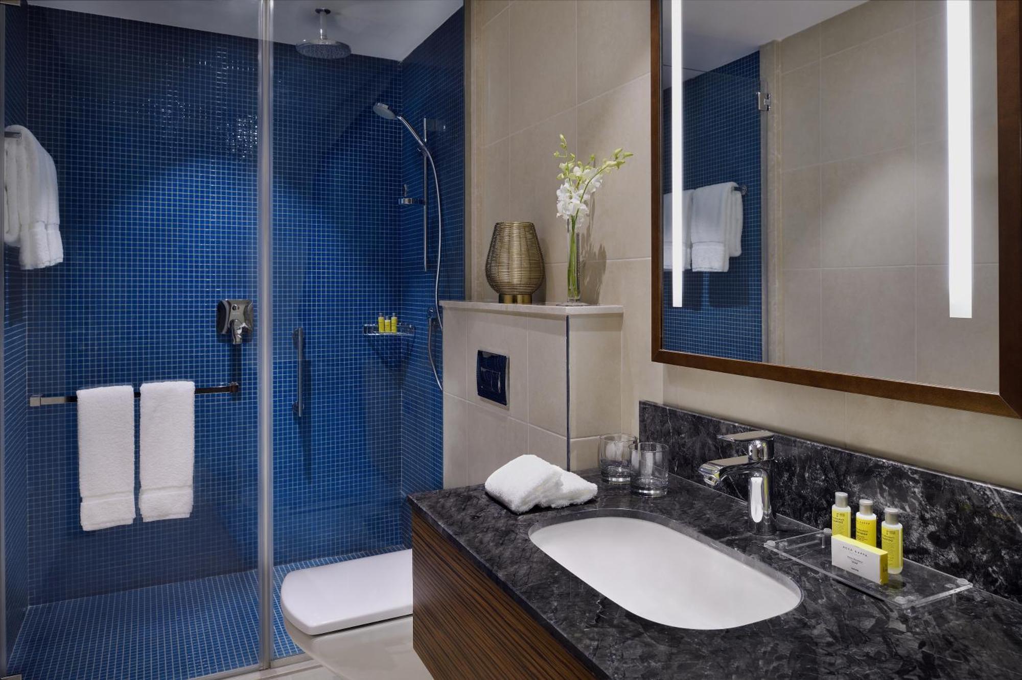 Marriott Executive Apartments อัลโคห์บาร์ ภายนอก รูปภาพ A bathroom in a hotel