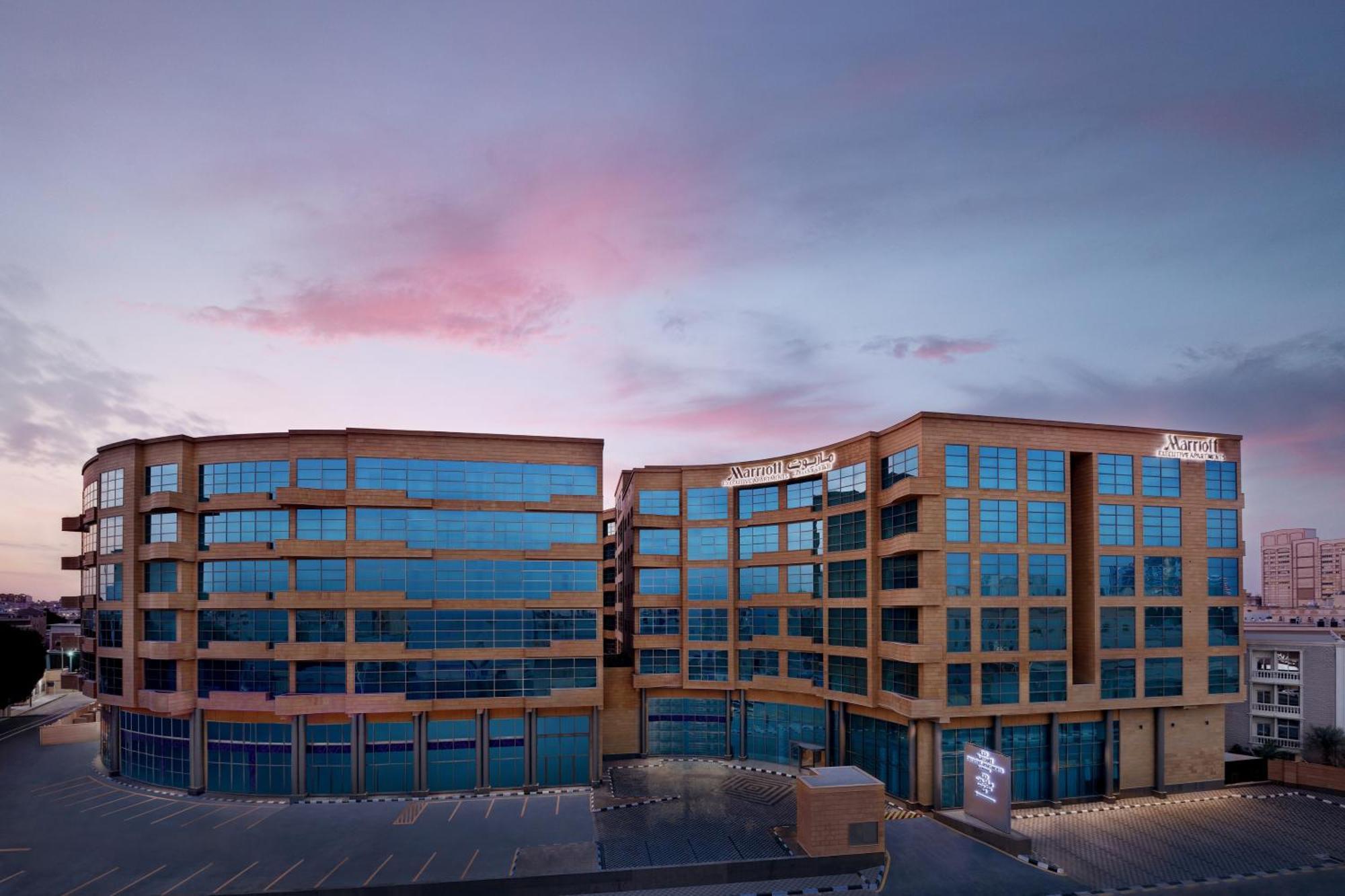 Marriott Executive Apartments อัลโคห์บาร์ ภายนอก รูปภาพ The hotel in 2012