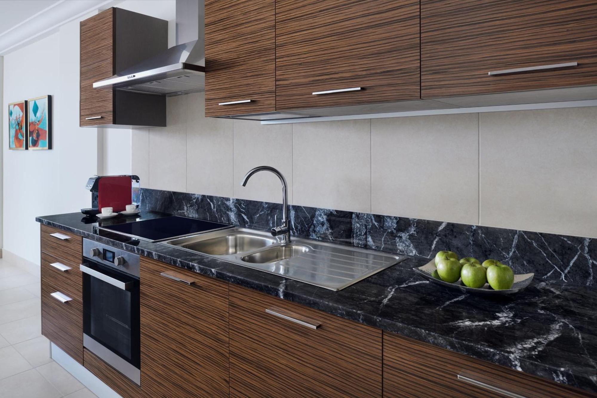 Marriott Executive Apartments อัลโคห์บาร์ ภายนอก รูปภาพ A modern kitchen