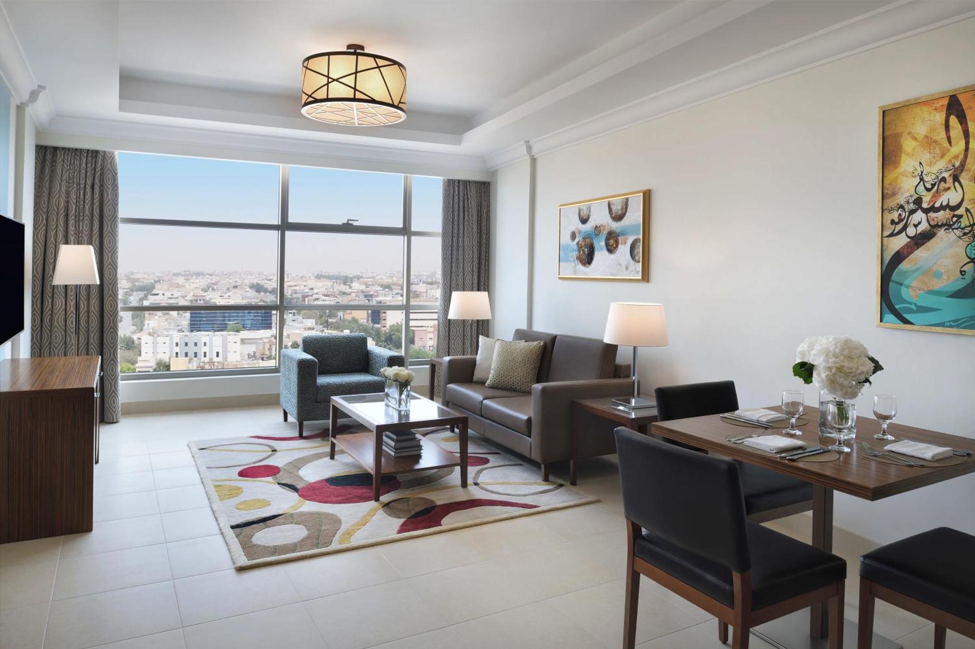 Marriott Executive Apartments อัลโคห์บาร์ ภายนอก รูปภาพ A living room at the hotel